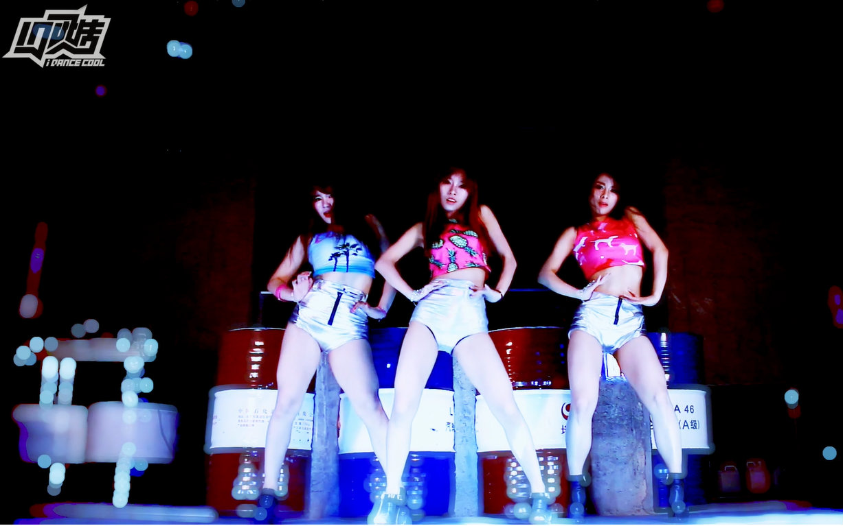 【优酷200W点击率的福利】三个性感美女Jaz