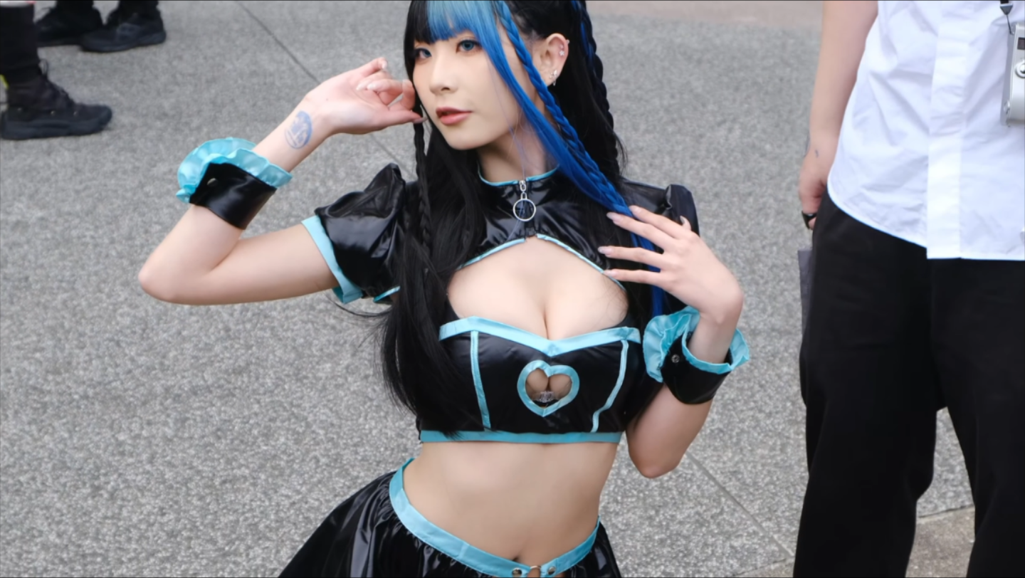 Beautiful sister cosplay go a wave