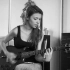 乌克兰妹子mila azul学习弹吉他，一副憨憨的样子
