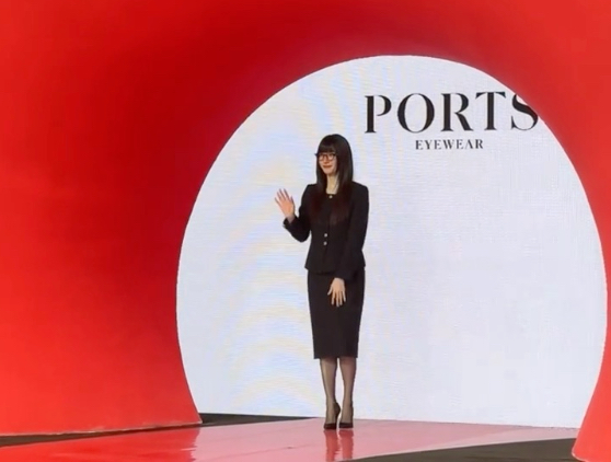 江疏影穿黑丝高跟鞋参加品牌活动，风格大变，江疏影的黑丝可是不多