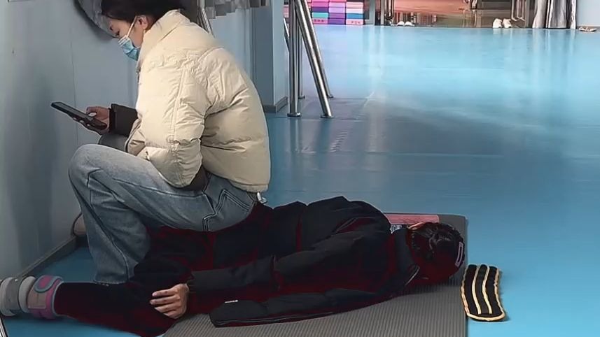 舞蹈生压青蛙趴，压横叉