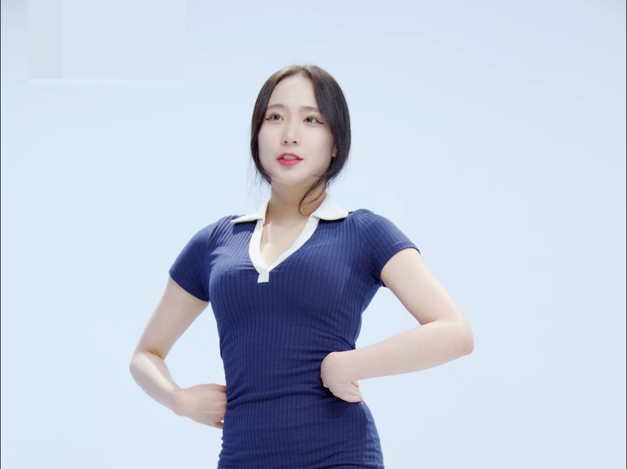 郑仁 so crazy 蓝连衣裙