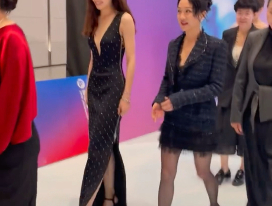 周迅黑丝高跟鞋走红毯……