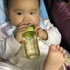 【宝宝视频】第一次学会自己饮水，小脚丫亲个不停