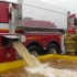 消防车卸载水罐中的水