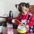 2岁姑娘会当家，自己做家务劳动