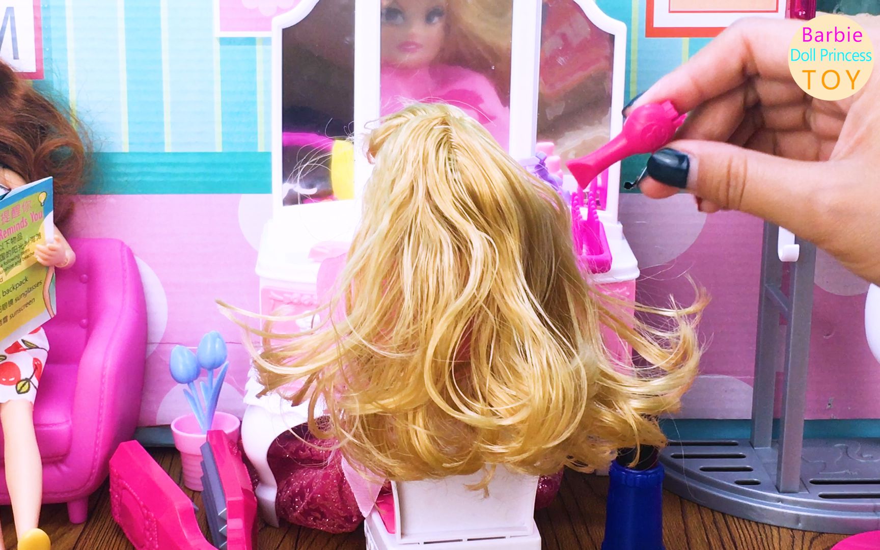 芭比娃娃理发店玩具，顾客芭比到理发店做造型玩具故事