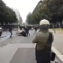 惊险！巴黎警察落单摔倒 遭抗议者围攻