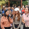 00后学生在逗年轻小五弟考官