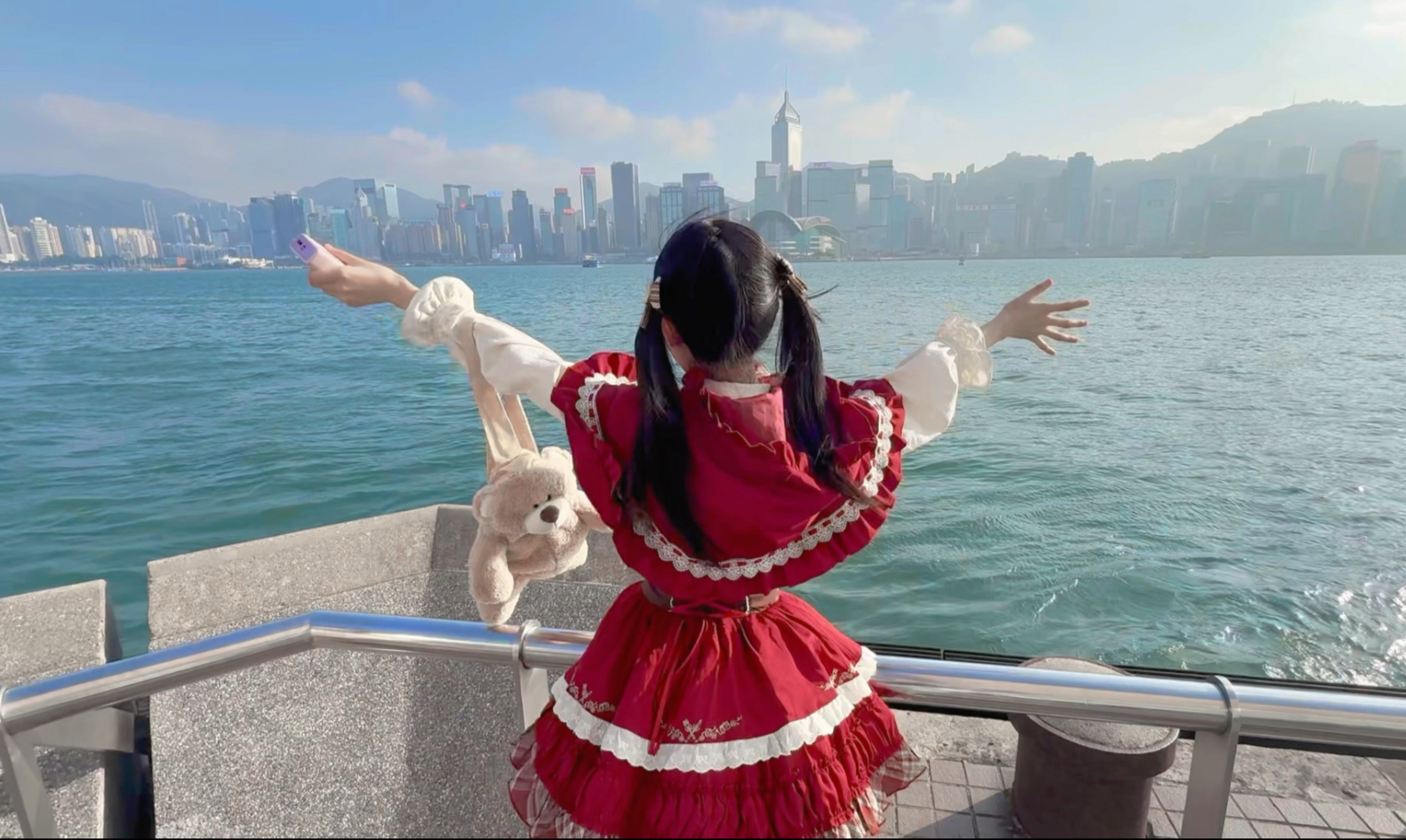 网上的文案都是骗人的 当我真正站在维多利亚港的时候 我还是在乎你有没有回我的消息