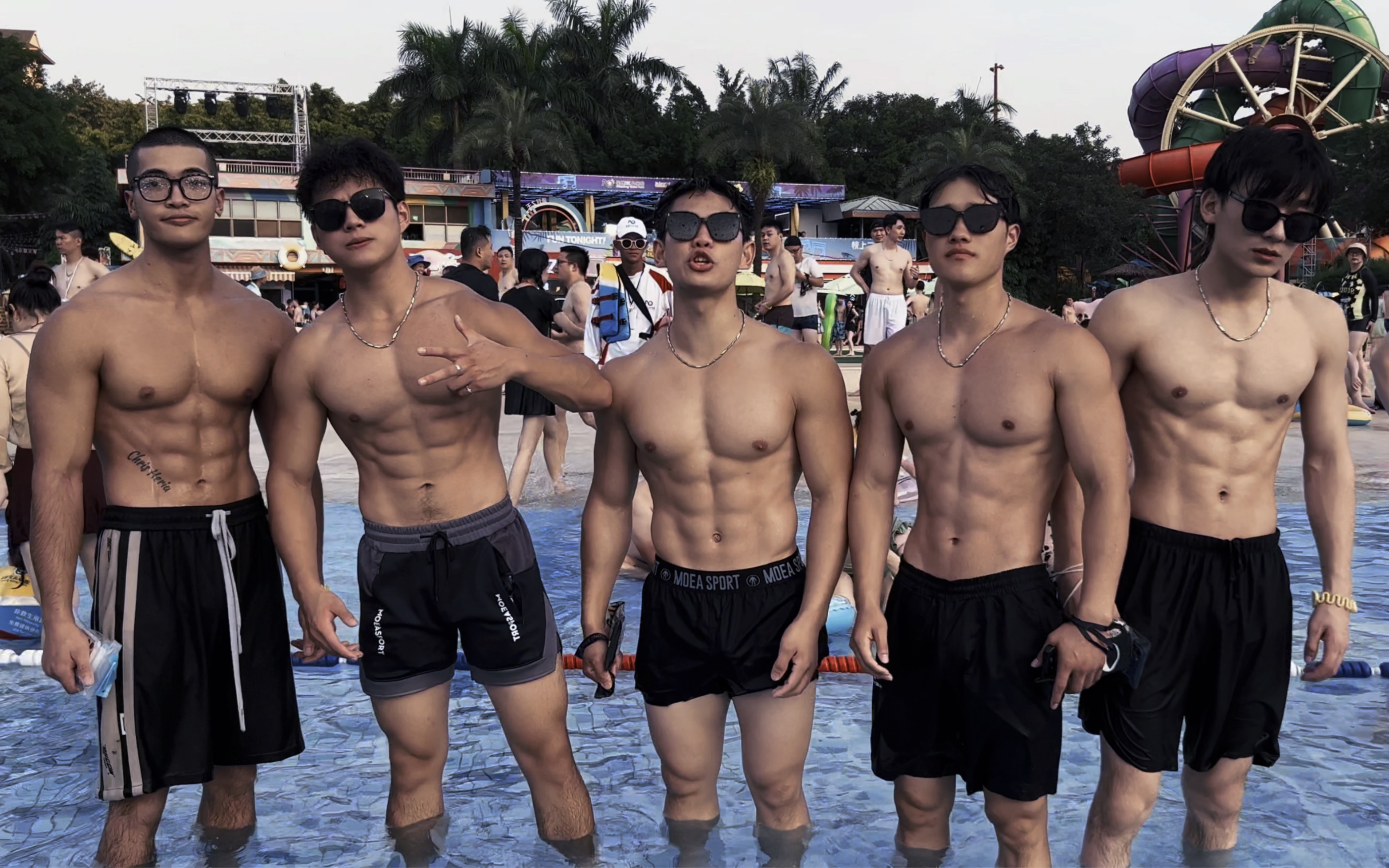 五个又帅身材又好的健身博主走在水上乐园是种什么体验