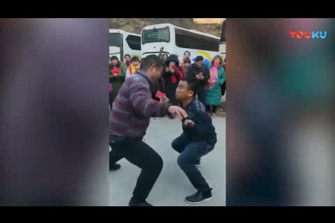 两名大叔当街激情斗舞骚气十足高清