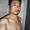 忙了一天，终于洗完澡，为了不吵到家人，关灯自拍一组（嘻嘻），瘦是瘦了不少，但胸肌还没成型。ヾ(T(エ)Tヽ