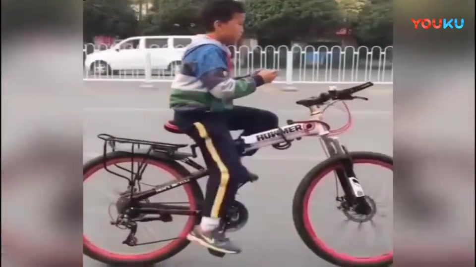 【小学生双放手骑自行车玩手机】我想知道他玩的游戏是不是四个字的?
