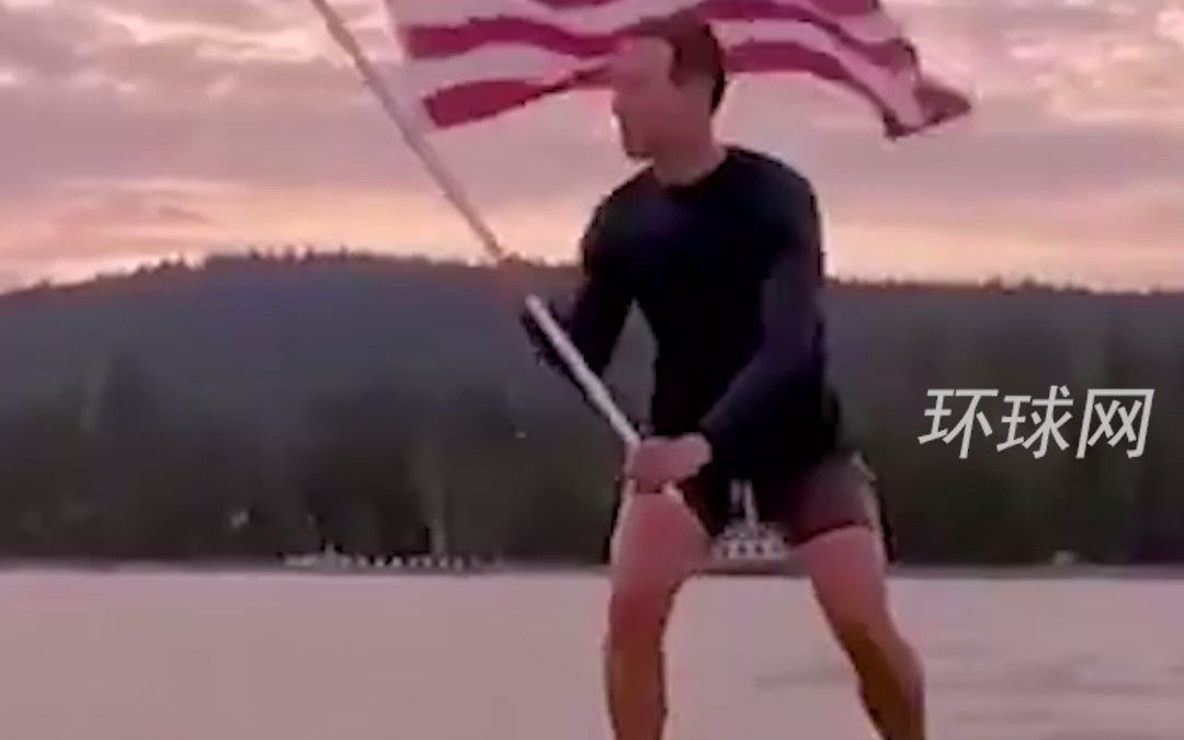 扎克伯格持国旗冲浪为美国“庆生” 美媒：让美国再次诡异