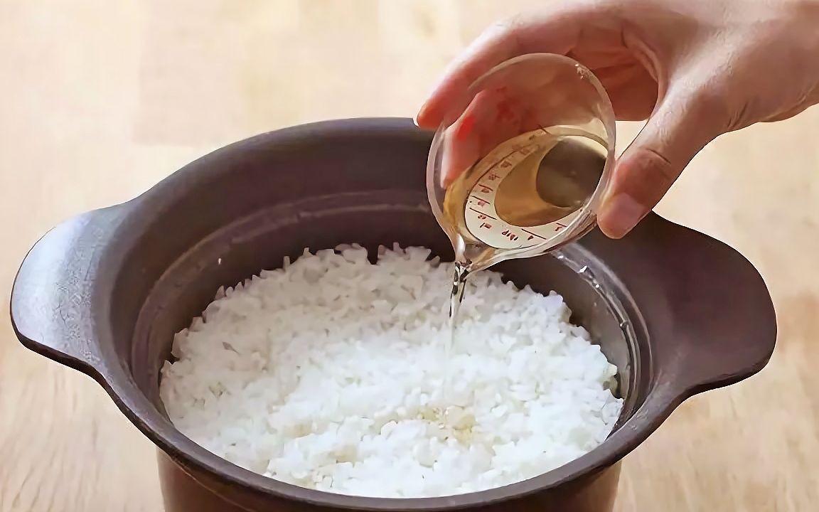 煮米饭别只放水，教你5星饭店秘诀，蒸的米饭更好吃，香甜又松软