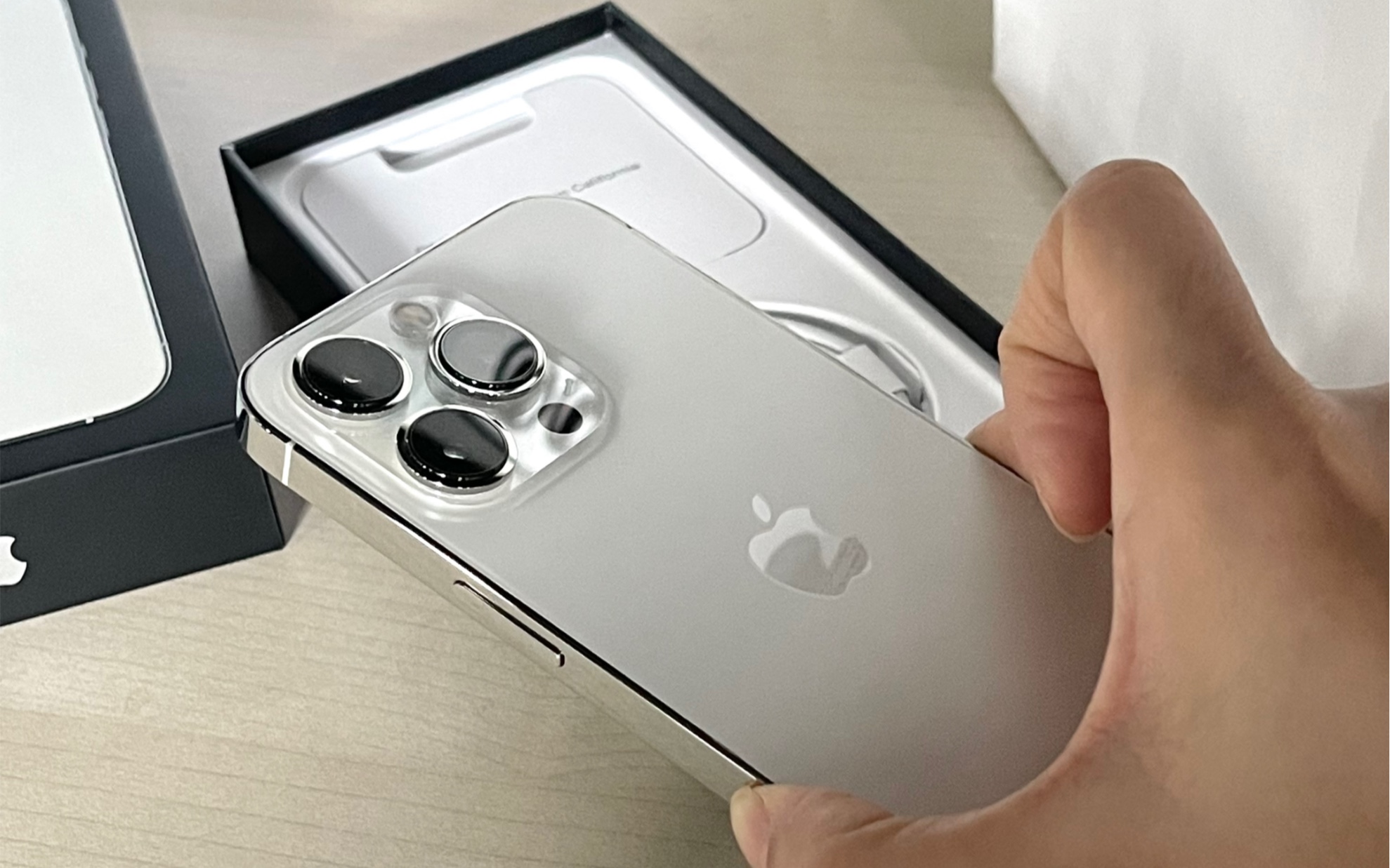 iPhone 13 Pro银色开箱！金属陶瓷质感真美呀