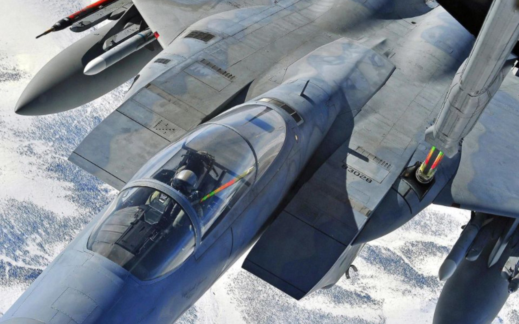 隶属第63空中加油中队在北卡罗来纳州上空为F-15E攻击鹰加油！
