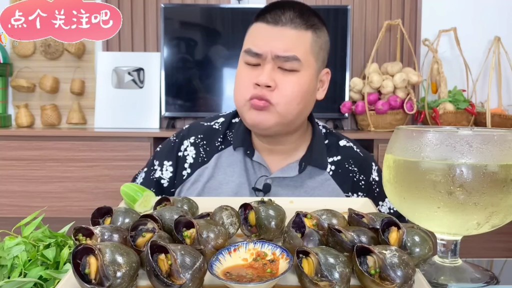 泰国吃播：泰国小胖吃福寿螺 蘸辣酱  汤都喝光