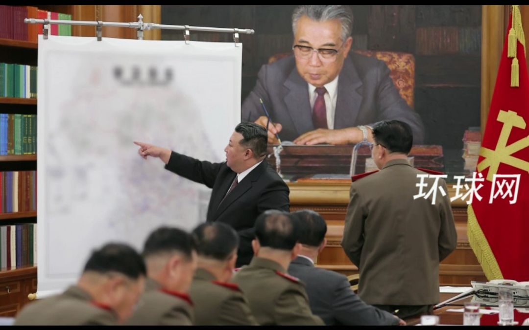 韩媒称朝鲜中央军委会议上，金正恩站在打马赛克地图前，伸手指向韩国陆海空三军总部