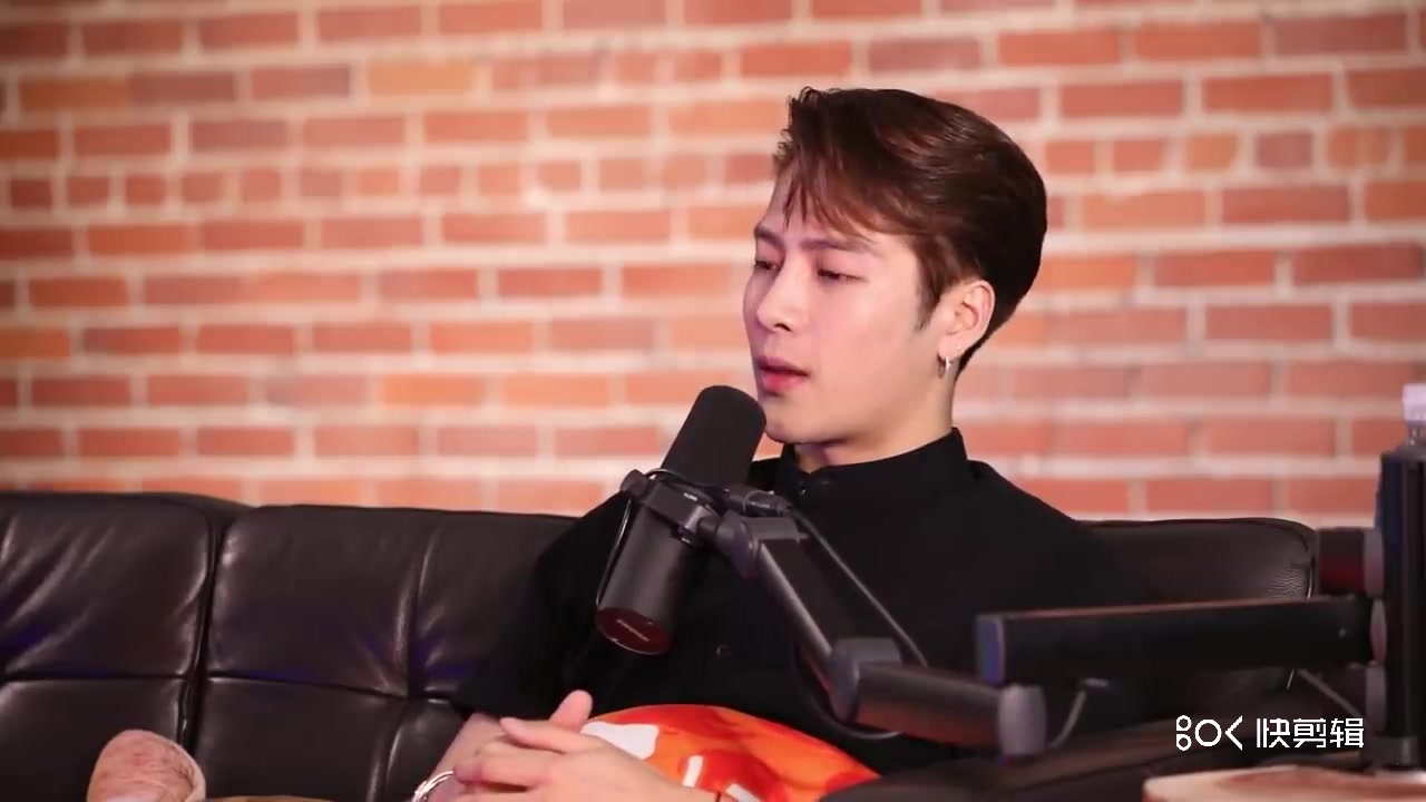 王嘉尔的完整版采访视频看看嘉尔谈粉丝音乐梦想和rm的友谊果然烟嗓说