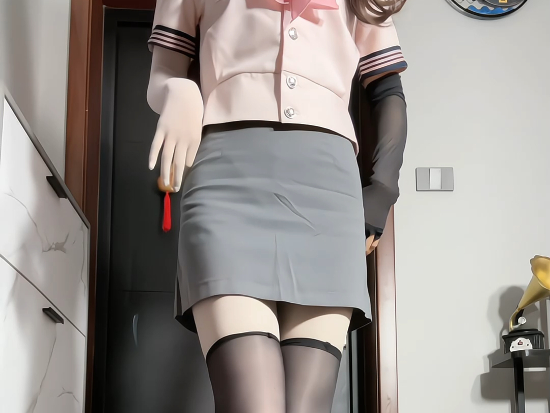 How about wearing this white and gray silk suit with bare knees?