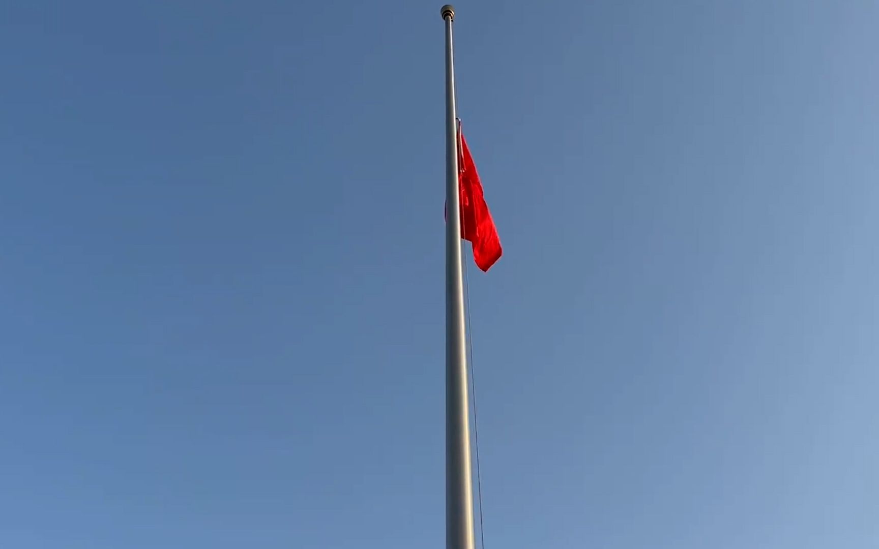 侵华日军南京大屠杀遇难同胞纪念馆举行升旗仪式并下半旗志哀