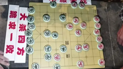 象棋路边摊推举洪七公做武林盟主，孙浩宇却不服，这下热闹了