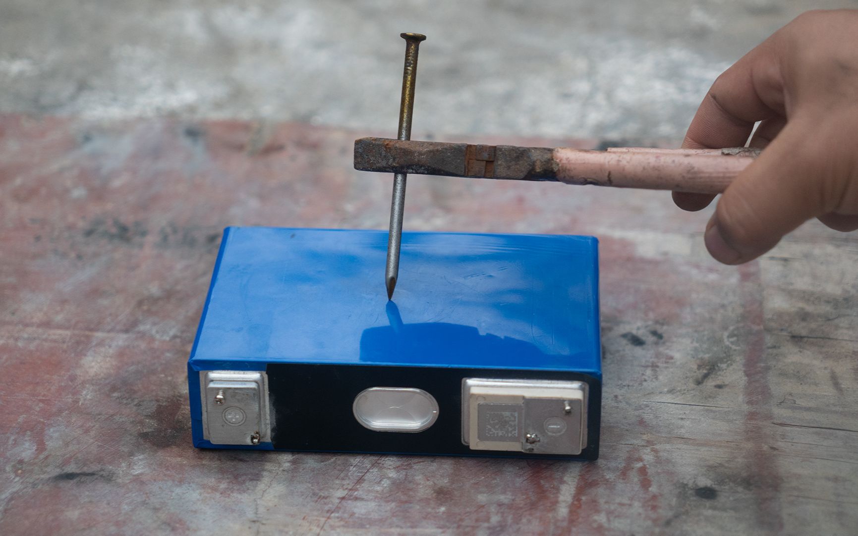 用钢钉刺穿75AH锂电池大单体，会有什么现象呢？