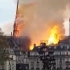 法国巴黎圣母院起火 塔尖在大火中坍塌