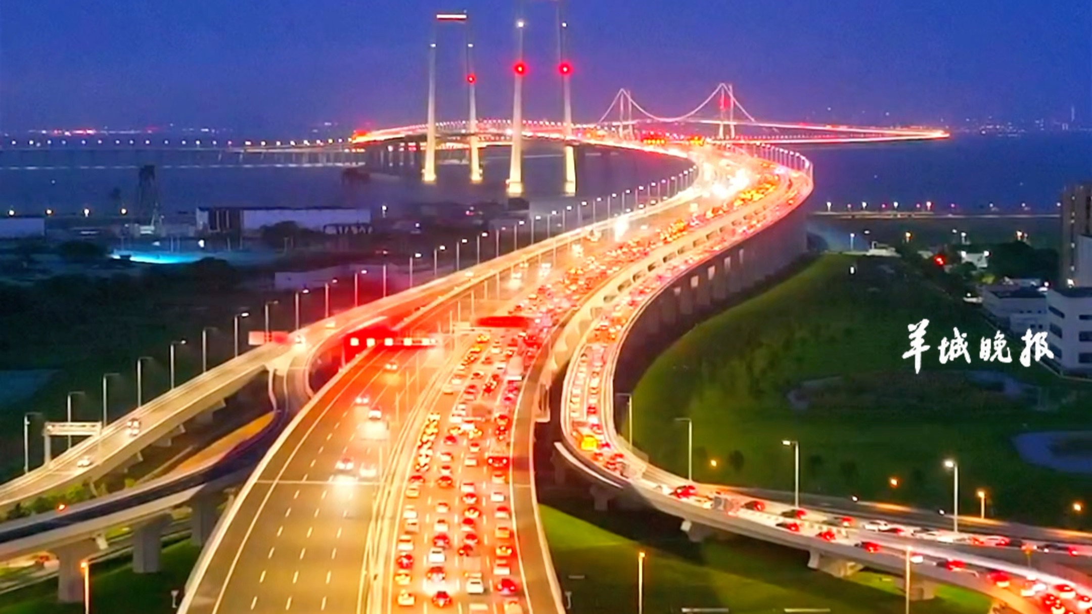 航拍深中通道通车第一晚夜景 这个车流量和夜景有惊艳到你吗？来源：#小羊拍客@飞粤大湾区 #深中通道 #深中通道堵车