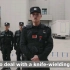 中国警察逆天抗匪教程在国外火了？！外国网友：说好的少林大师捏？！