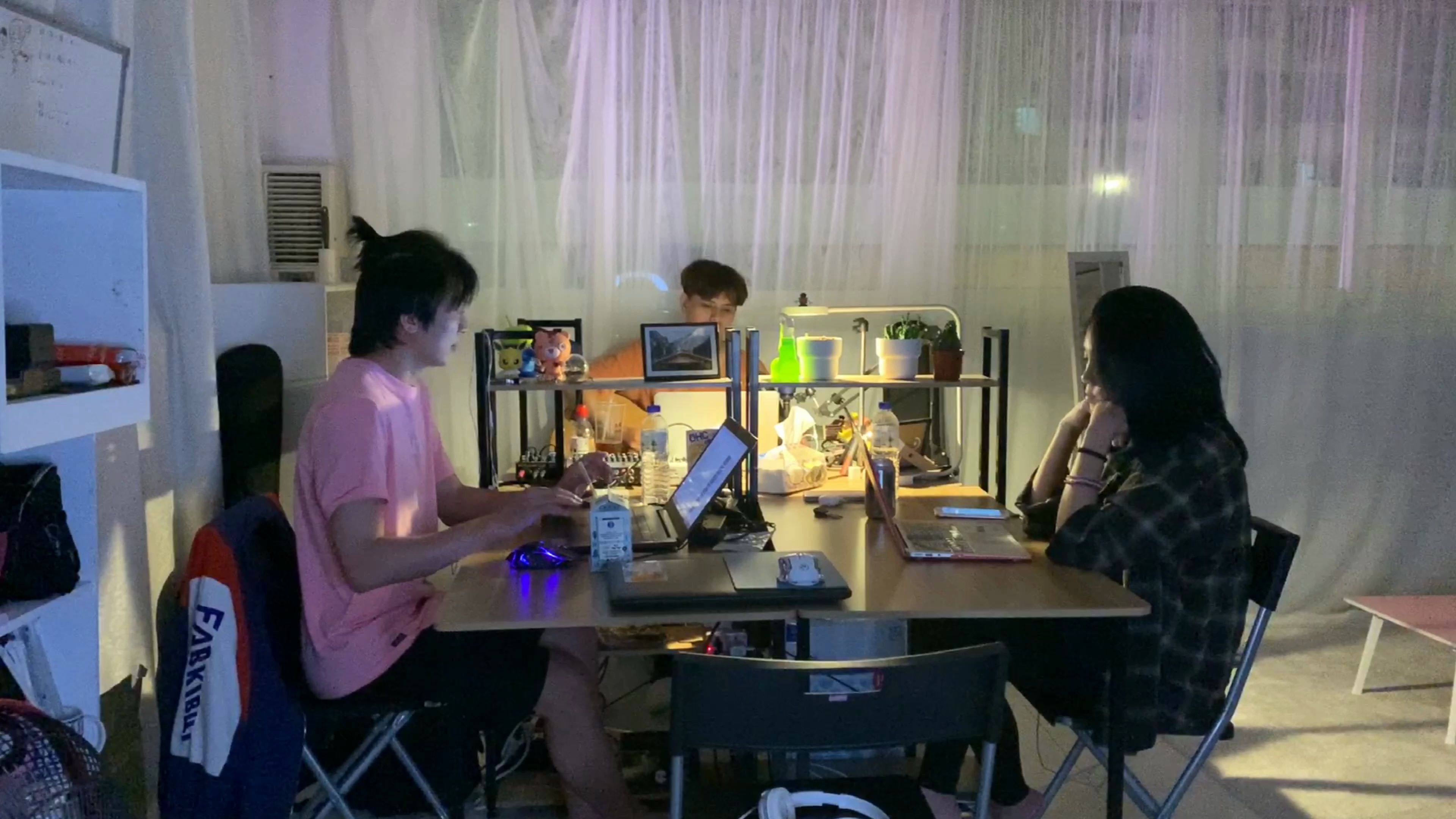 h3r3felixbennett他只是经过