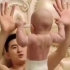 7月18日，青海西宁，五个月宝宝握力惊人，抓住爸爸手指腾空玩耍，网友我看到了他的背肌。