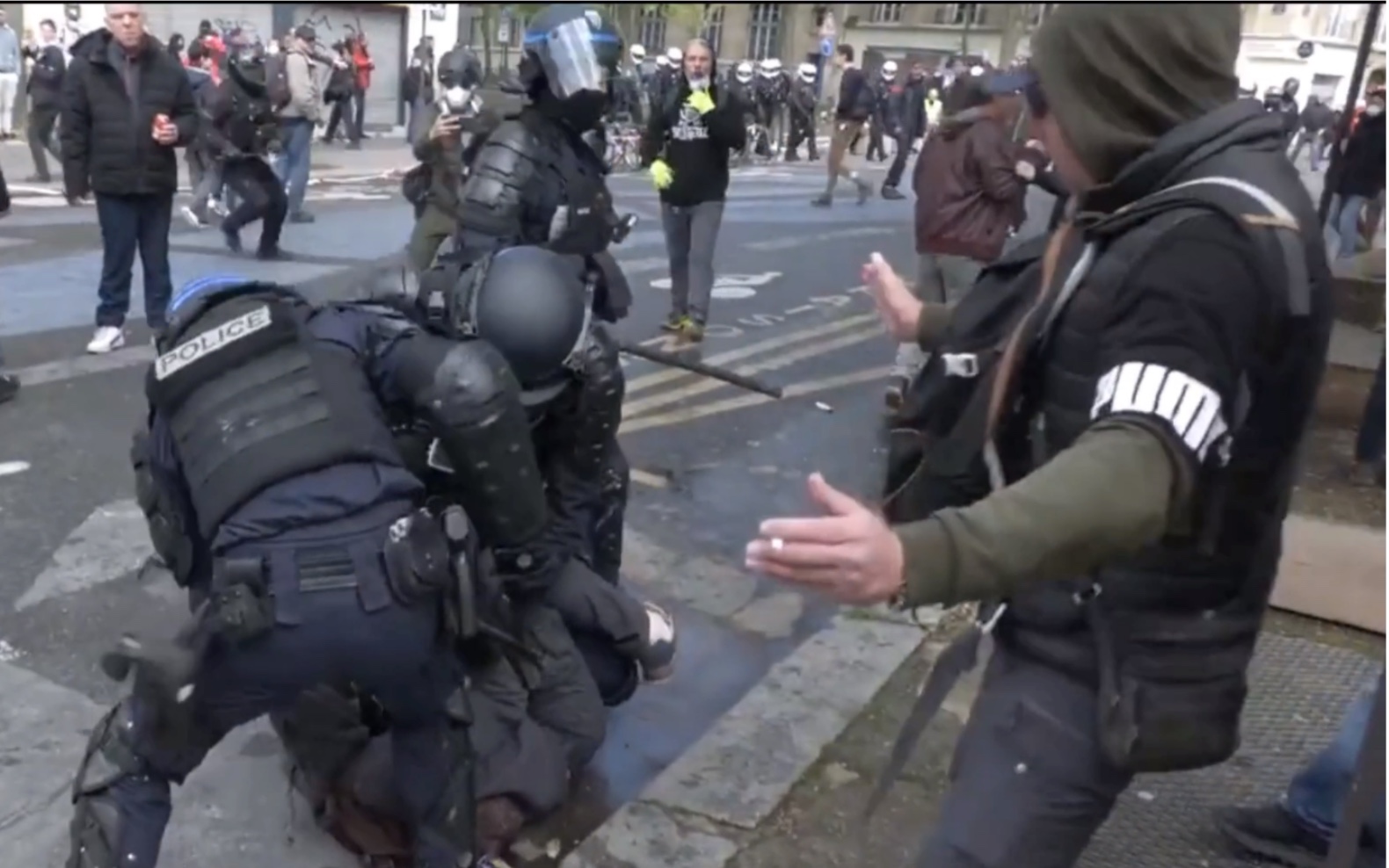 巴黎街头暴乱场面触目惊心，但法国警察的操作看上去还挺专业