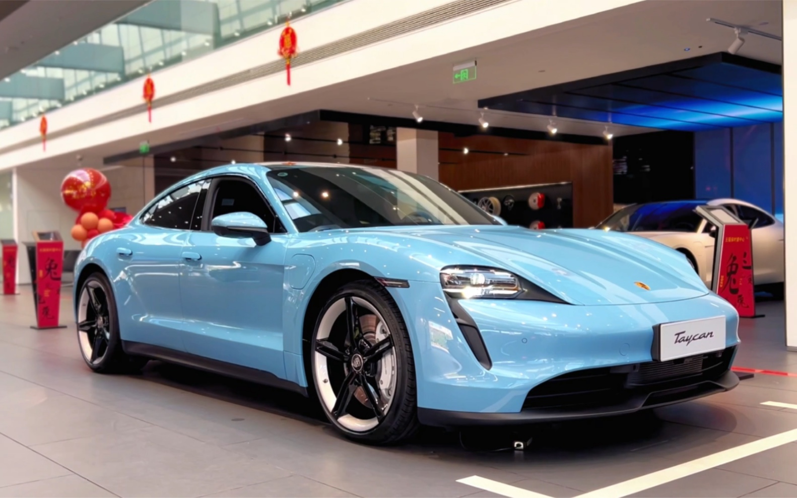2022 Porsche Taycan 冰晶蓝现车就位。把你的“蓝朋友”带回家！