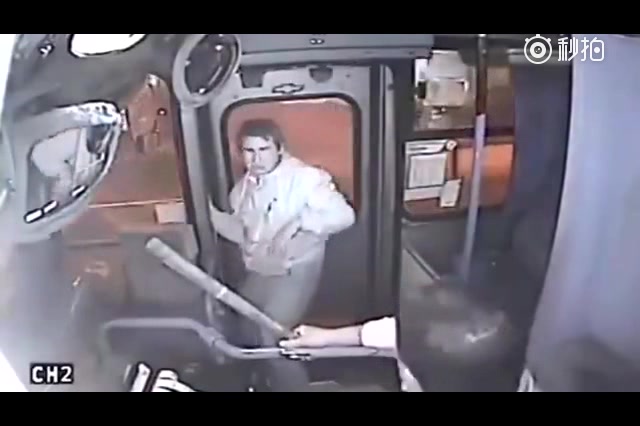 公交车上，司机感觉不对赶紧关门，车上监控拍到的画面 - 车聚焦的秒拍视频