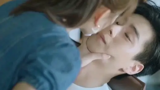 情侣的甜蜜日常亲吻，吻戏！爱的亲亲，抱抱！