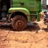 泥头车前轮废了，师傅深入泥泞的工地里换轮胎，比平常辛苦十倍！