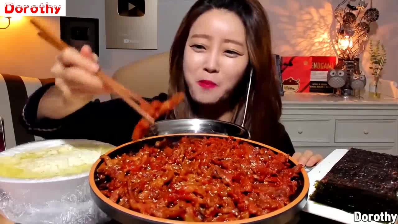 韩国美女dorothy吃辣炒无骨鸡爪上桌秒吃光战斗力惊人