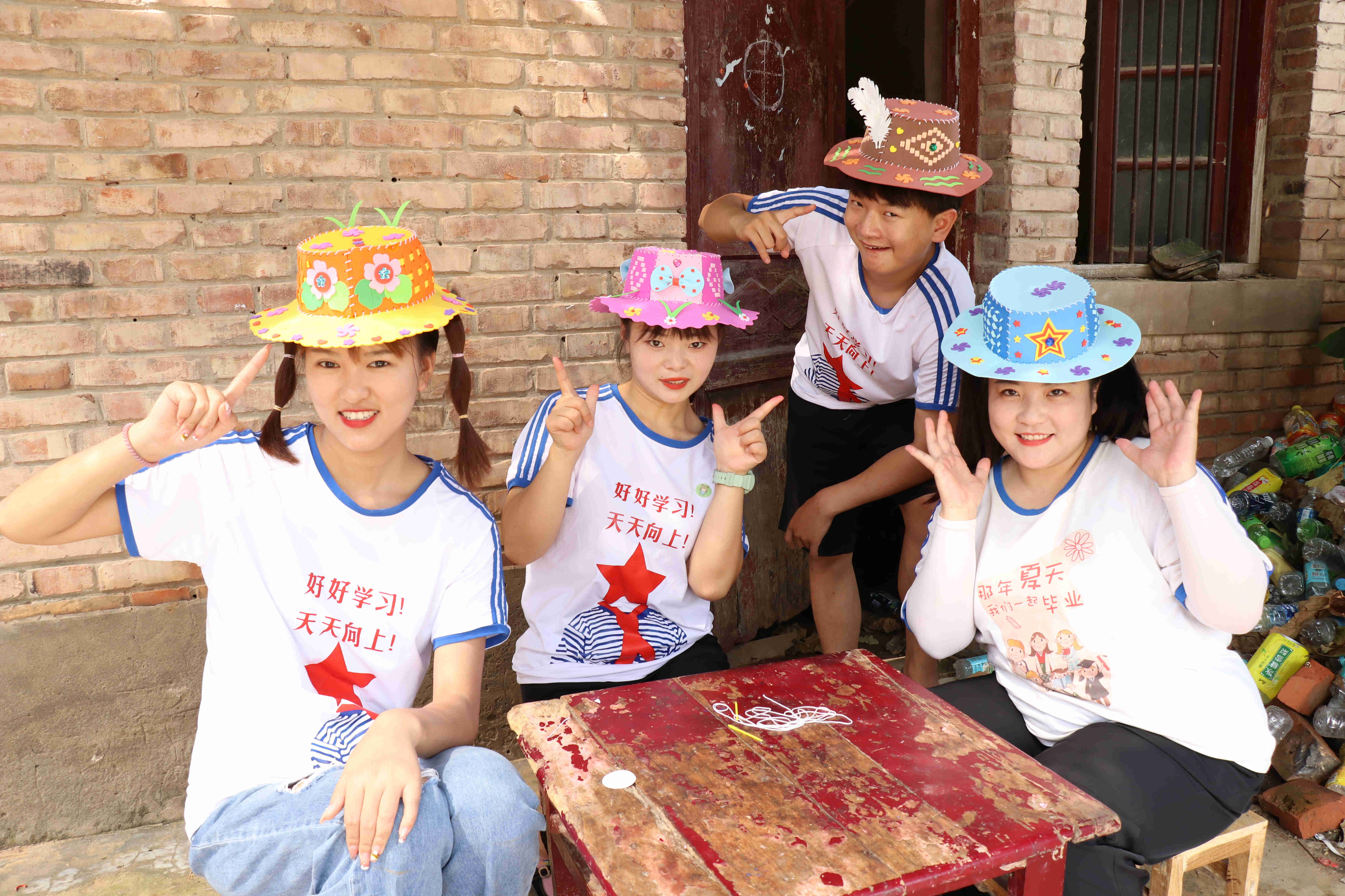 欢欢和小伙伴一起做帽子，自己动手做的帽子好看又有意义，真好玩