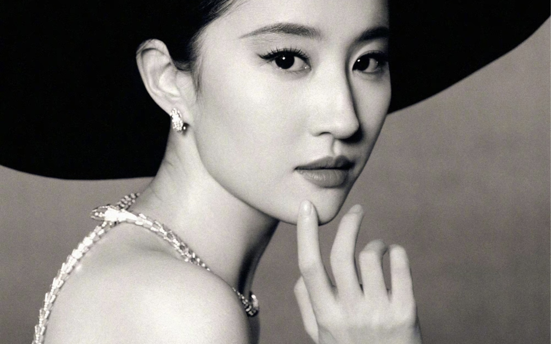 宝格丽女王刘亦菲，就是高贵优雅。