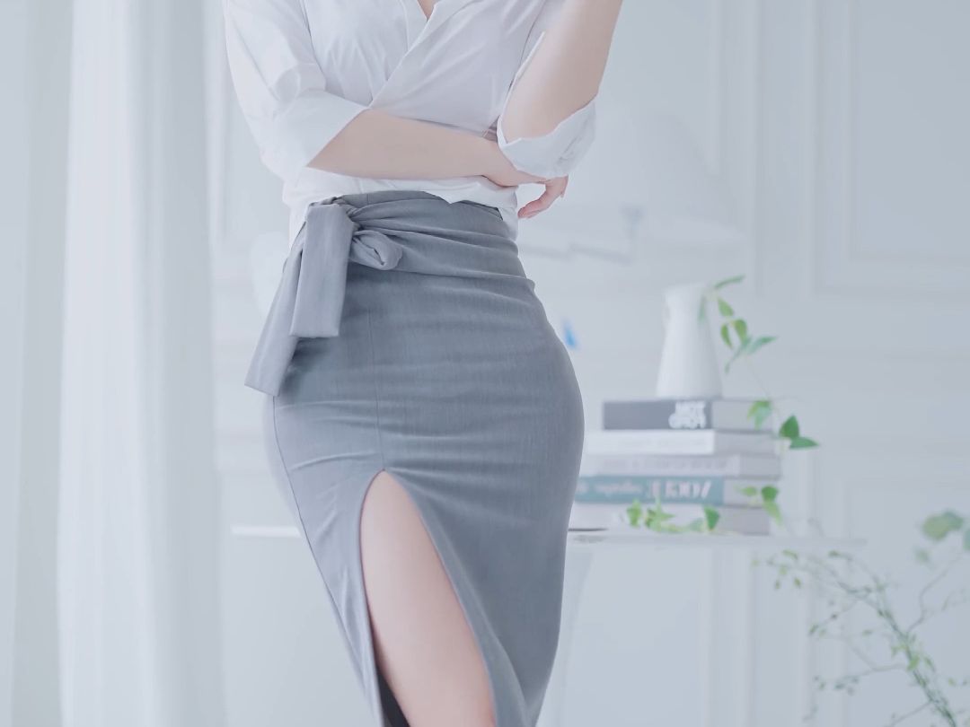 Miss KYUL's body-expanding temperament outfit