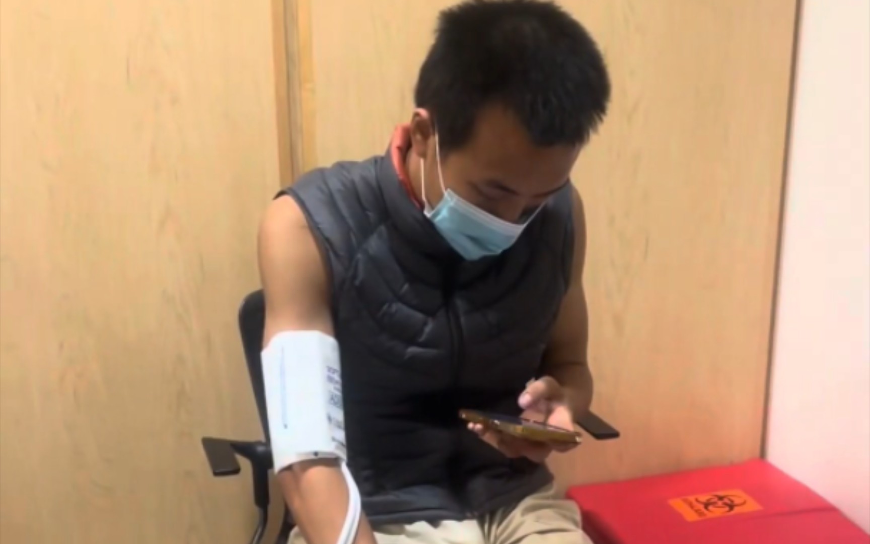 Fatty Ding Gold Medal Lecturer's latest video, scratched by a kitten