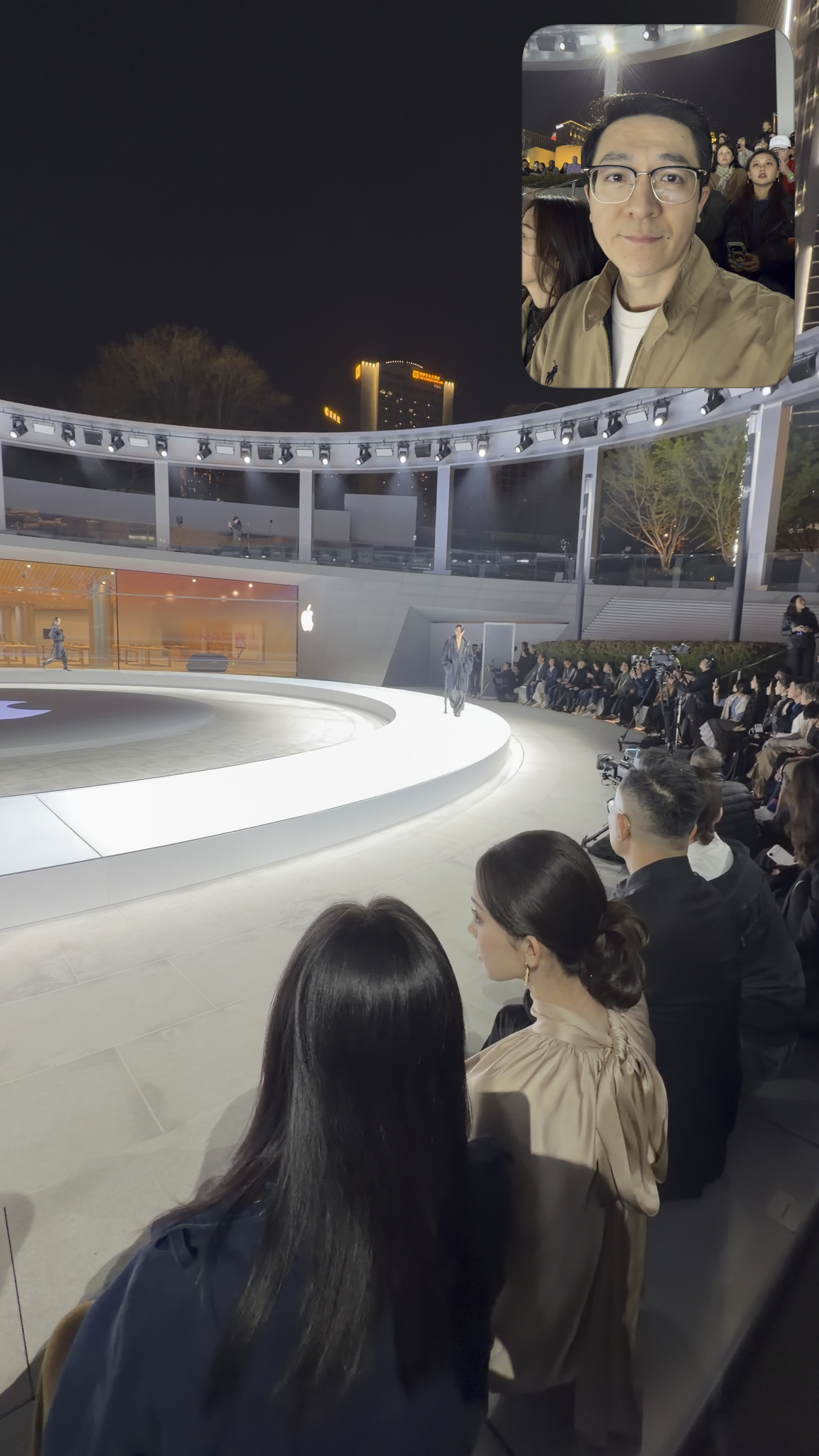 我就坐在古力娜扎身后 看Apple50周年大秀惊了 真人真的太美了