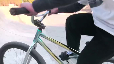 任意踩自行车短视频 53c3468e82a0b37b730fe814e6f9e2e677342947.png@480w_270h_1c