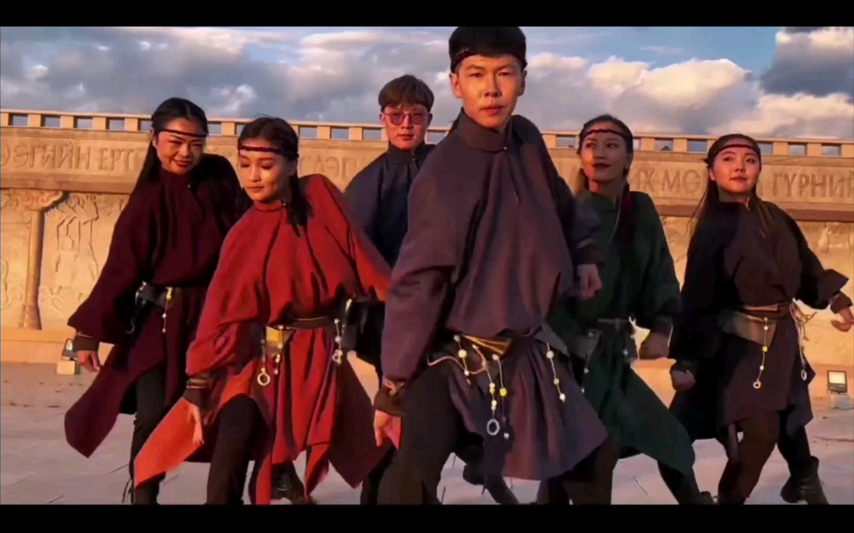 呼斯楞：【蒙古族歌手呼斯楞唱出牧民奔小康的力量 】_凤凰网视频_凤凰网