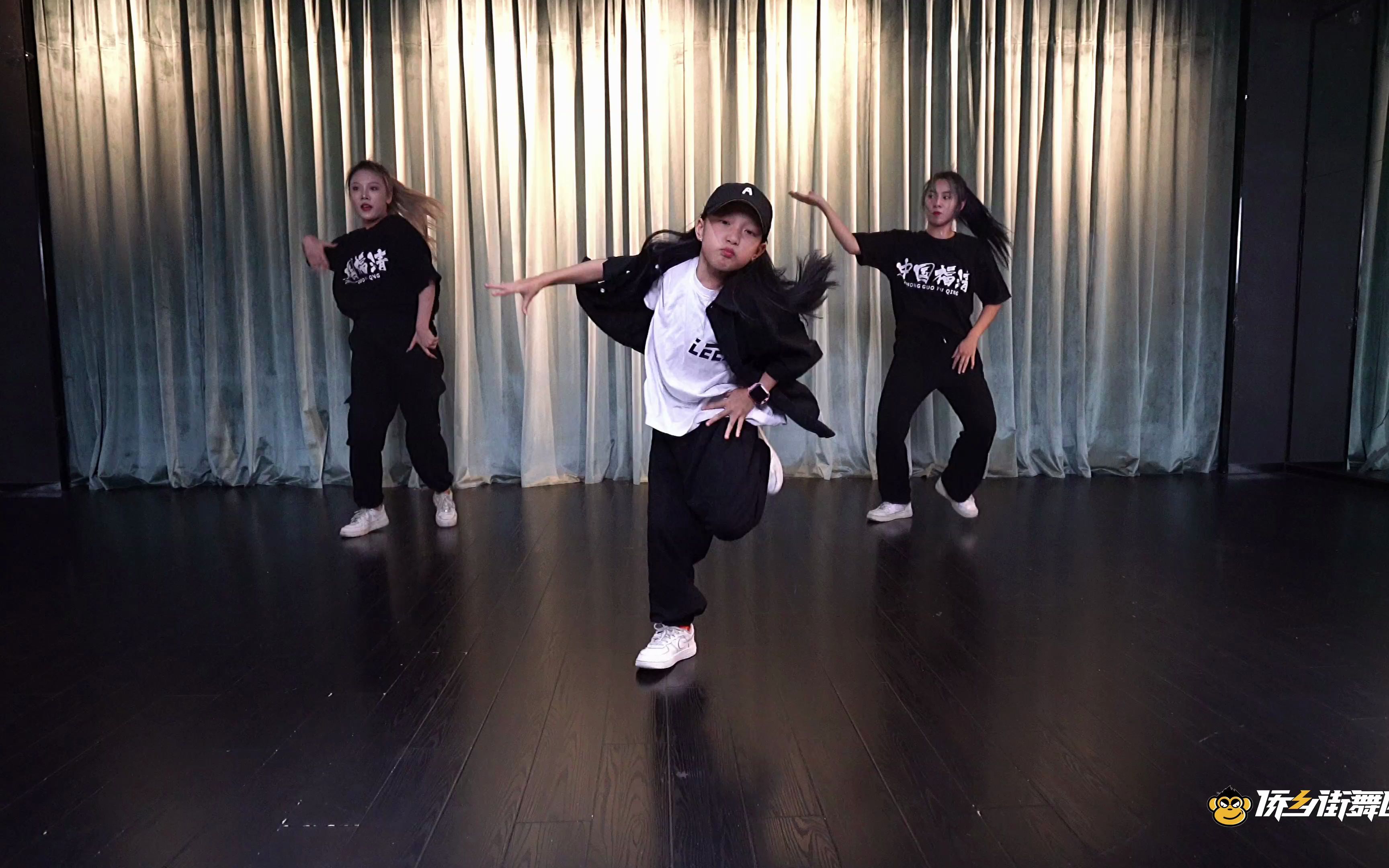 侨乡街舞团小燕窝与yiyi导师舒怡导师的暑期编舞课