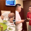 徒弟请冯巩吃饭结账就装醉，接电话谎称家有事被戳穿：这是遥控器