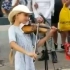 9岁的女孩在圣塔莫尼卡街边演奏《Despacito》，听完之后不禁微笑